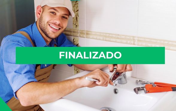fontanero-arreglando-grifo
