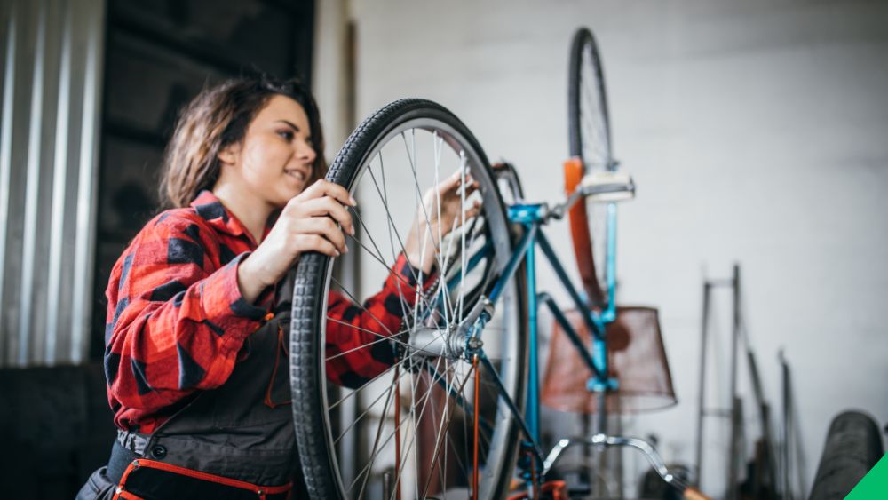 mujer-reparando-bicicleta