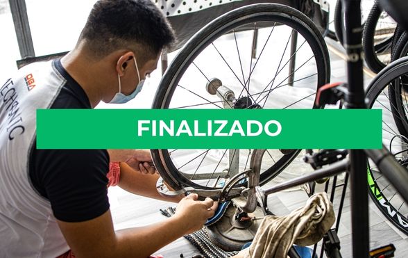 persona-arreglando-bicicleta